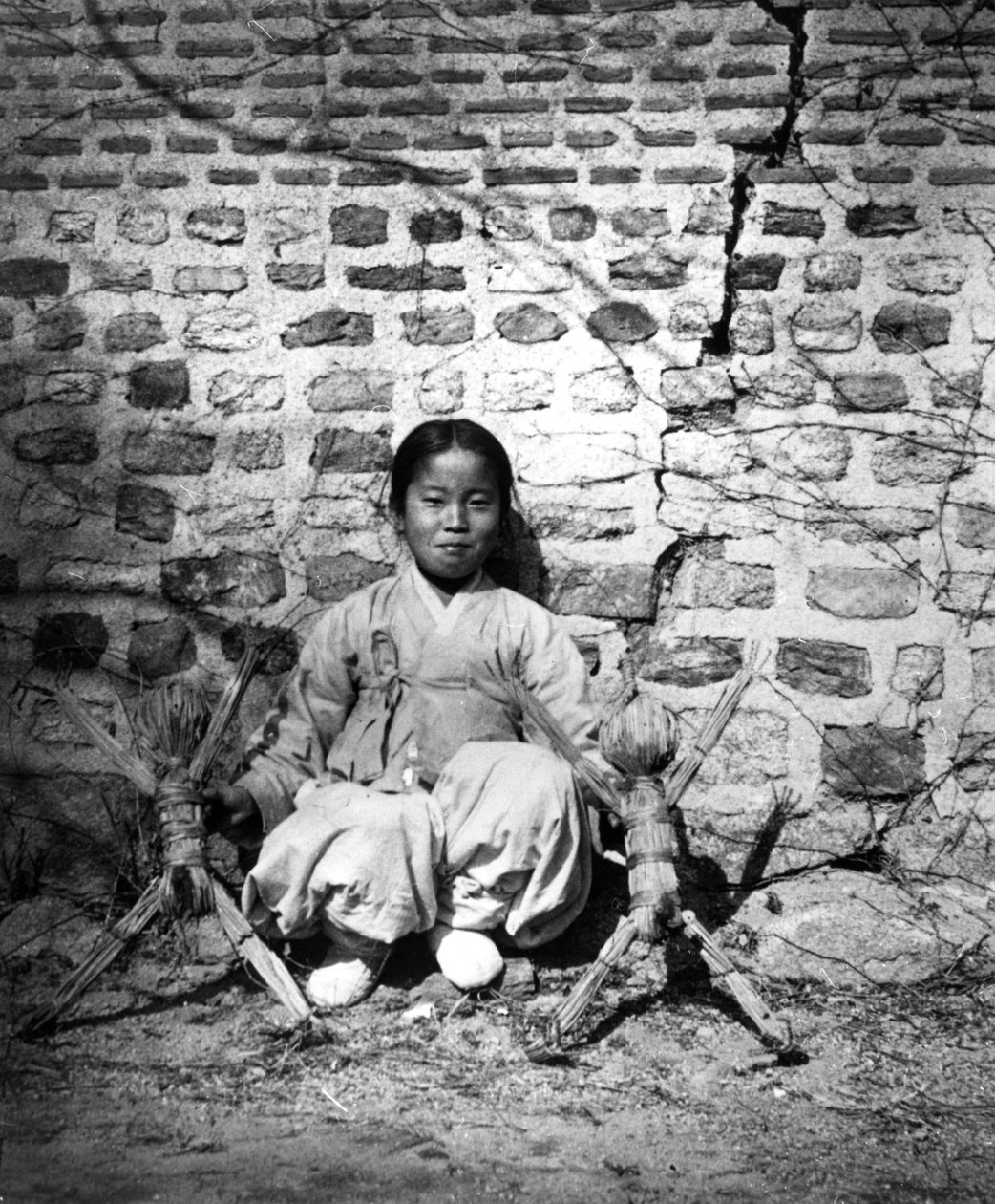 Kind zittend bij een muur, Korea, ca. 1900 door Unbekannt