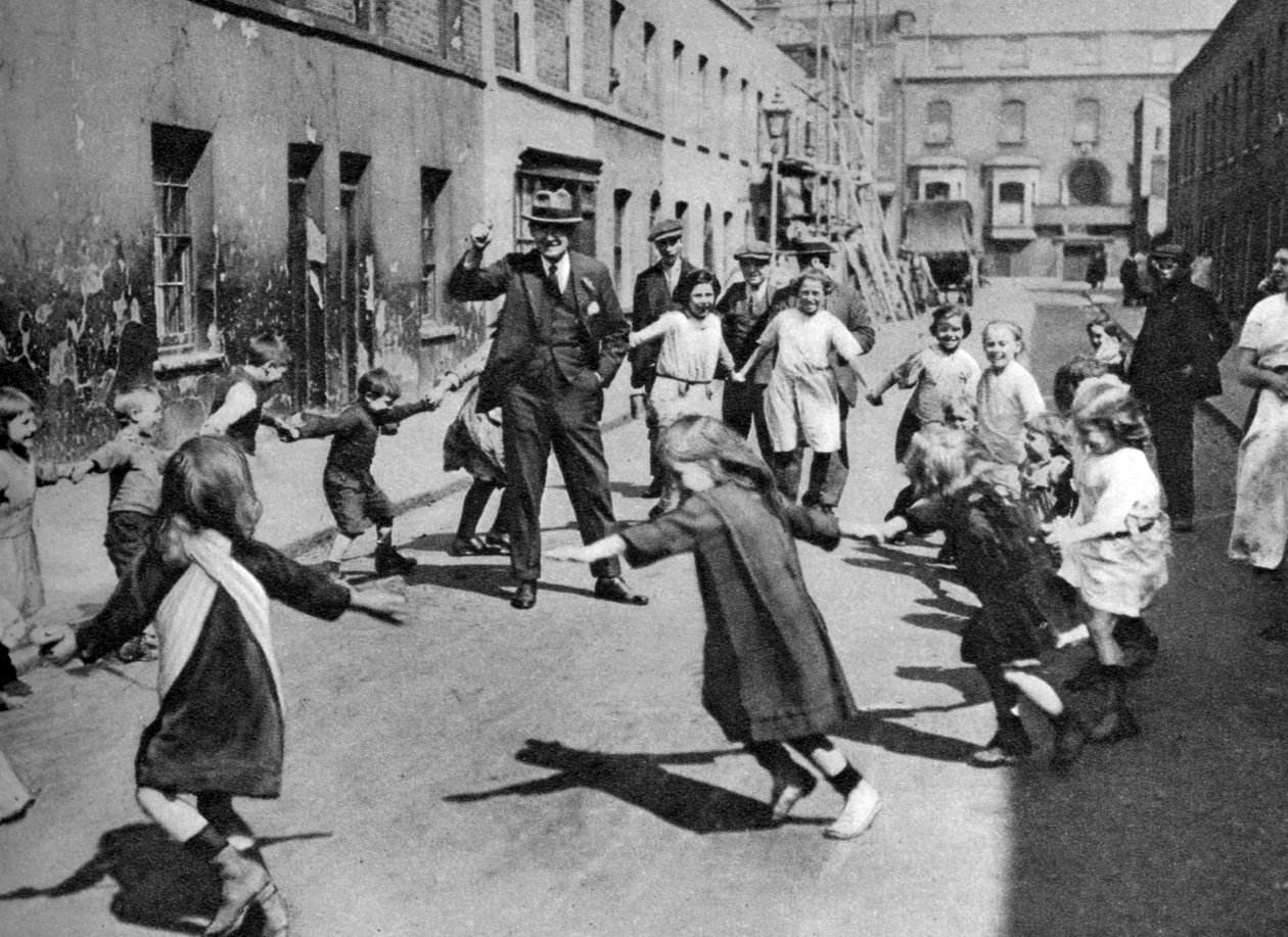 Kinderen dansen op straat, Londen door Unbekannt
