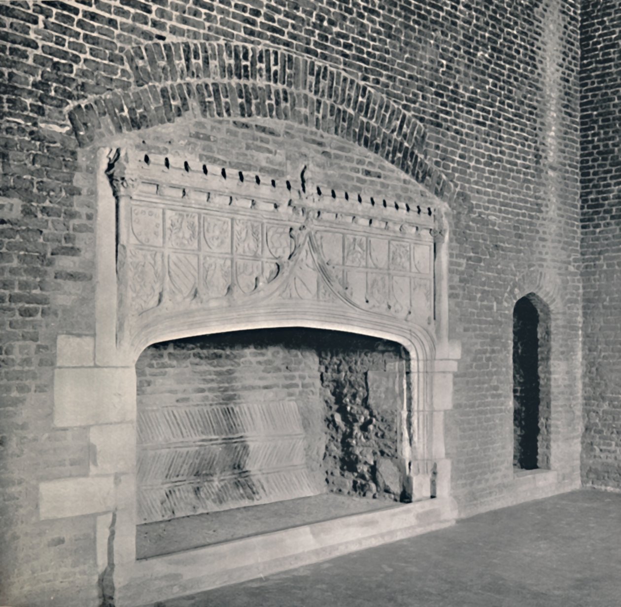 Schouwstuk in Tattershall Castle, Lincolnshire, 1927 door Unbekannt