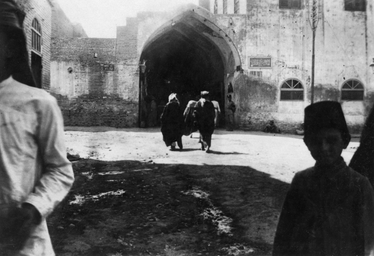 Ingang van de bazaar van Bagdad, Mesopotamië, WOI, 1918 door Unbekannt