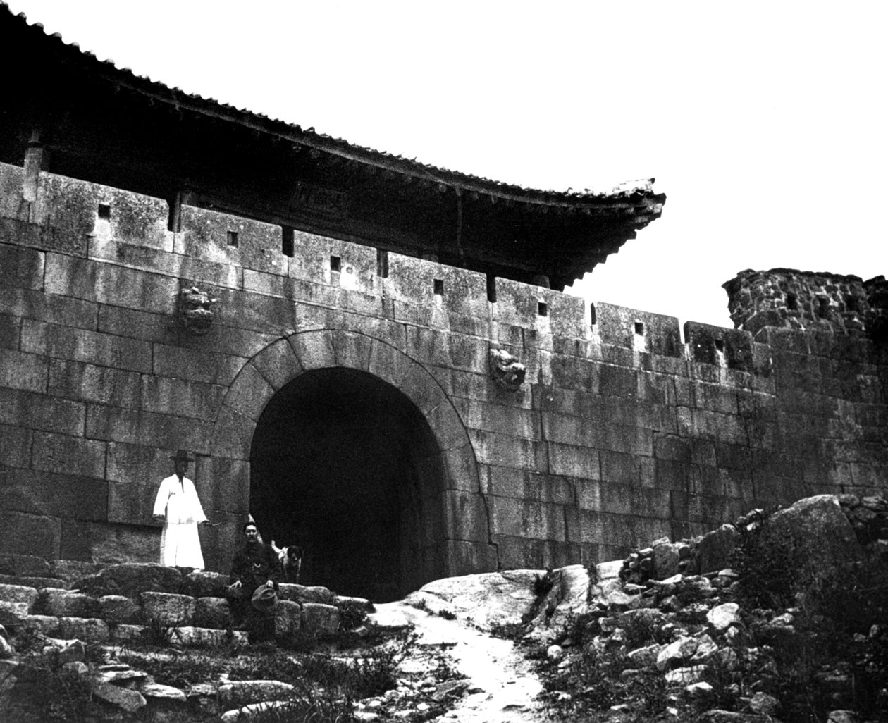 Ingang van een tempel, Korea door Unbekannt