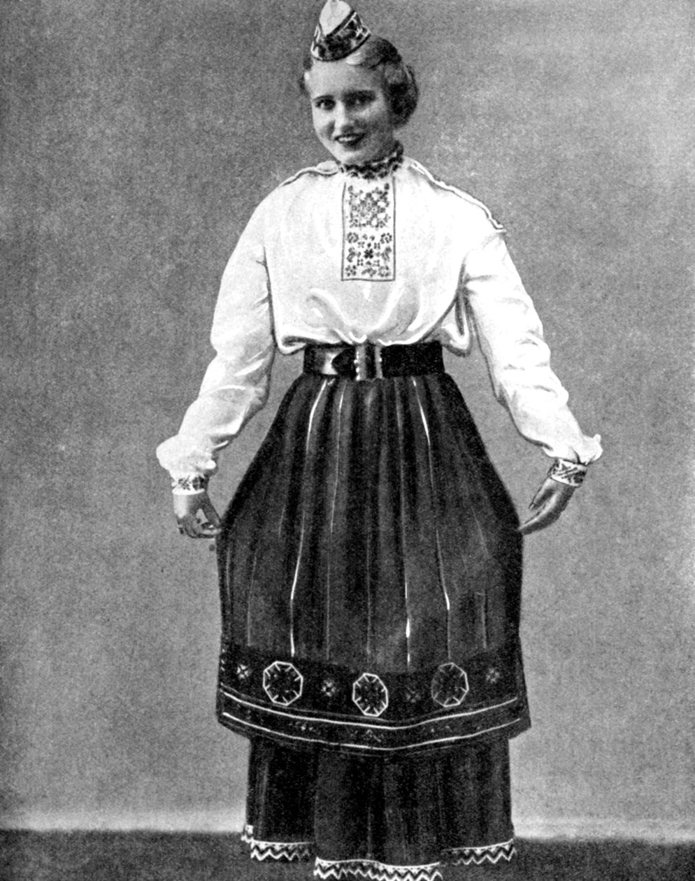 Estse vrouw in traditionele kleding, 1936 door Unbekannt