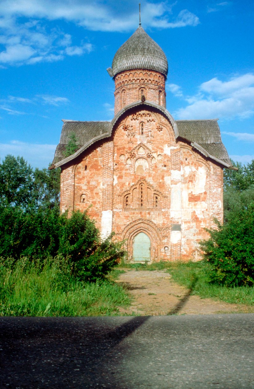 Exterieur van een kerk, Novgorod, Rusland door Unbekannt