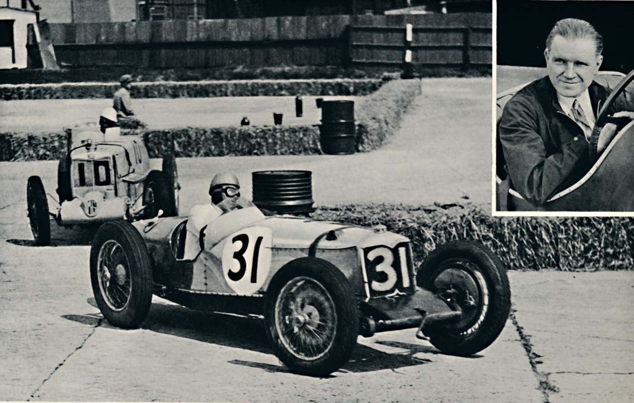 Freddie Dixon Riley in Brooklands, 1937 door Unbekannt