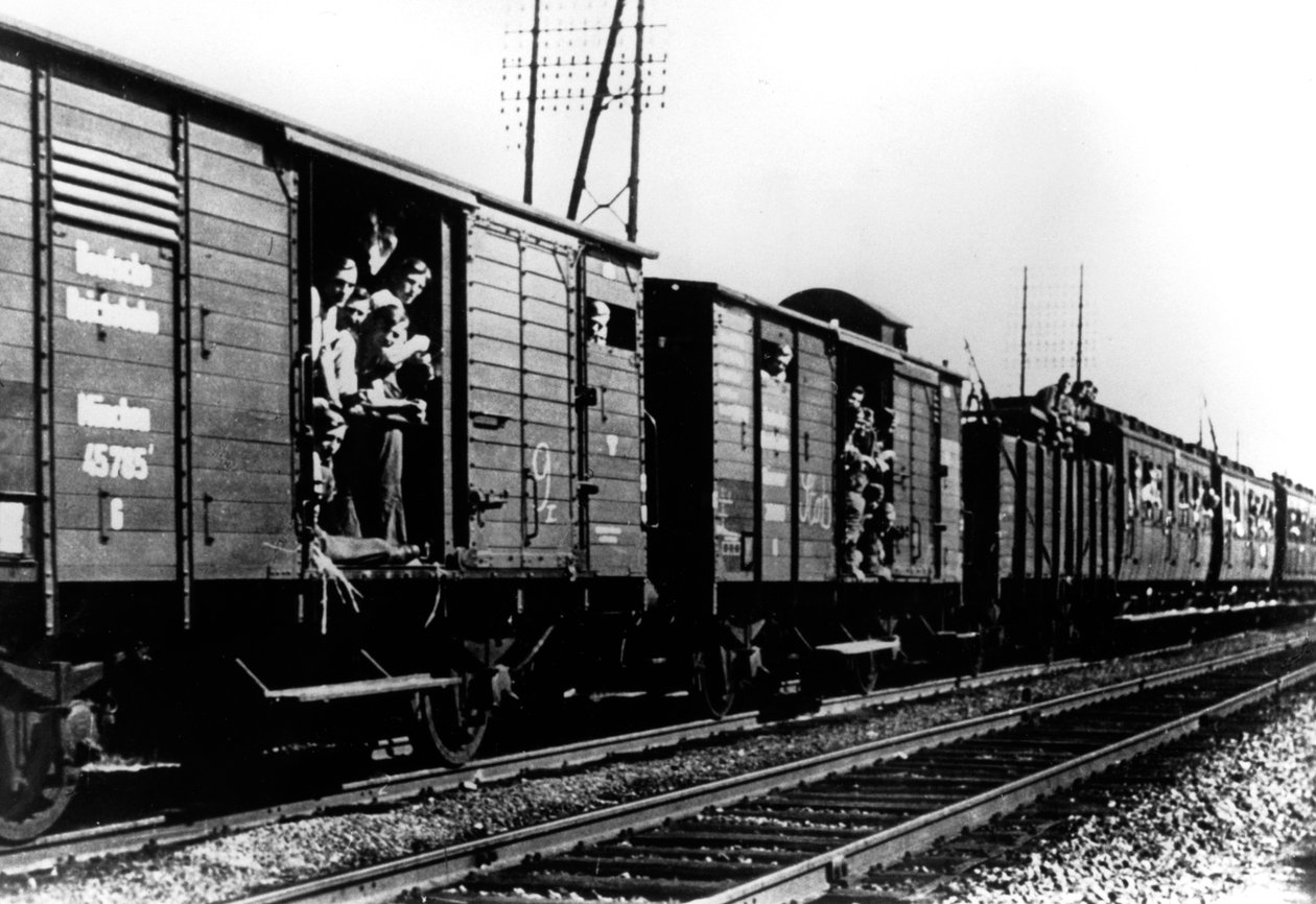 Duitse troepen arriveren per trein, Parijs, augustus 1940 door Unbekannt