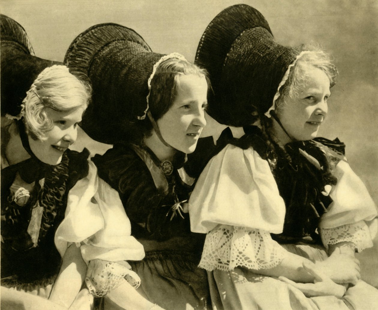 Meisjes in traditionele klederdracht, Vorarlberg, Oostenrijk, c1935 door Unbekannt
