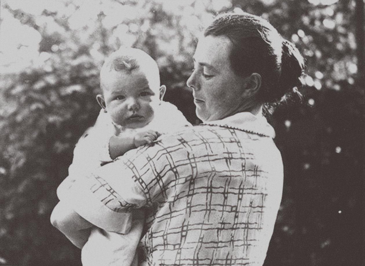 Hilde Mangold met haar baby, 1924 door Unbekannt