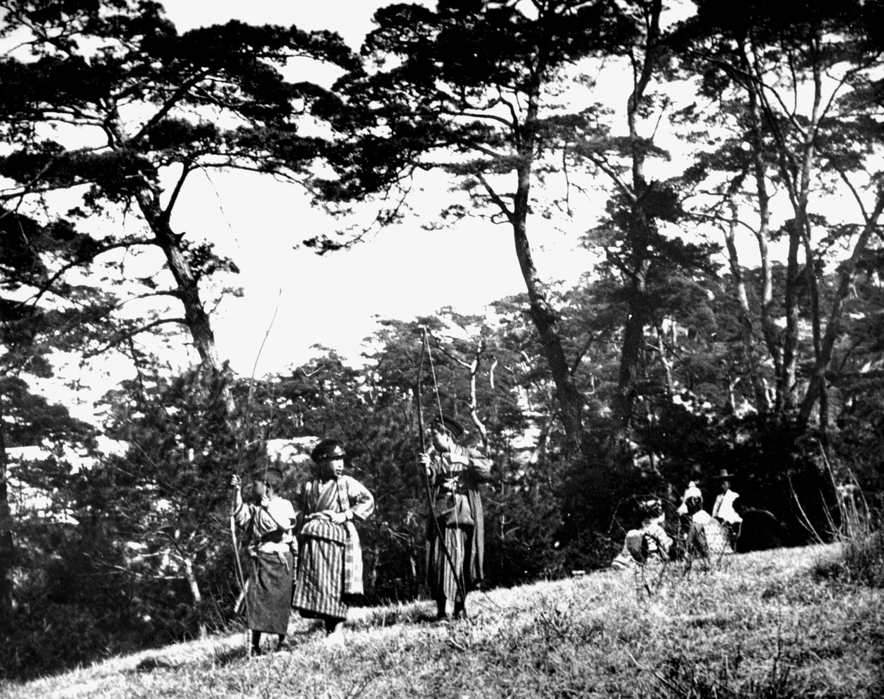 Japanse kinderen spelen met bogen, Korea, 1900 door Unbekannt