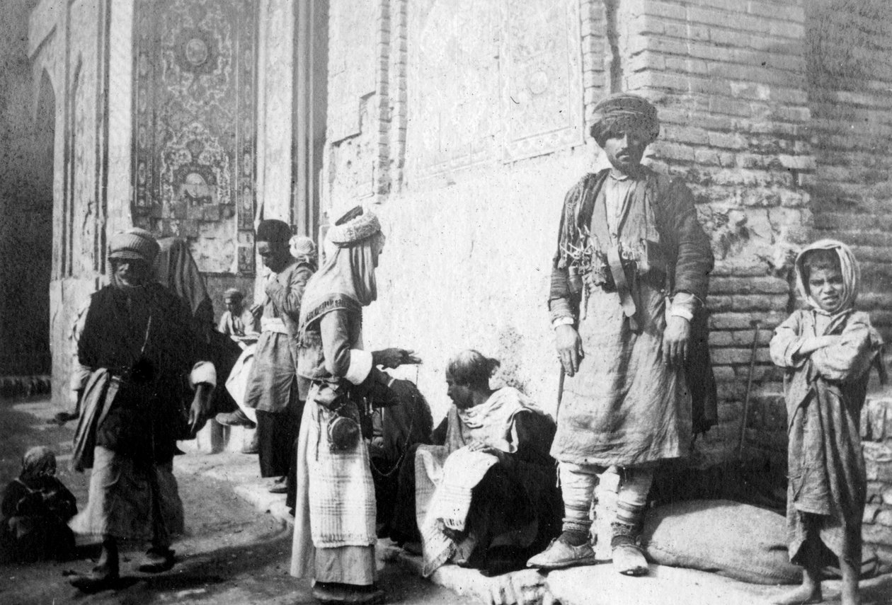 Koerdische kapper, buiten de Kazimain-moskee, Irak, 1917-1919 door Unbekannt