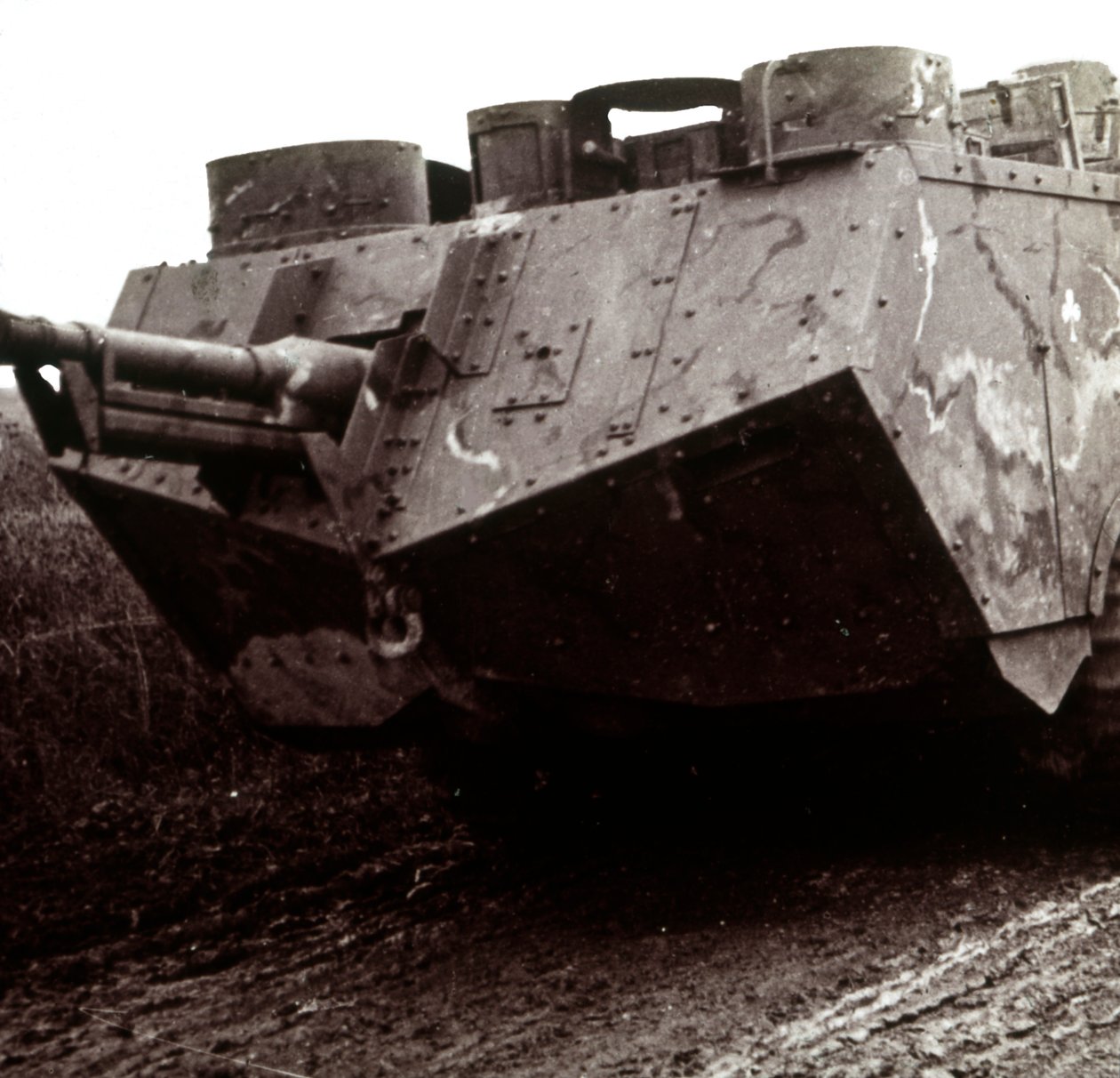 Grote tank in beweging, ca. 1914-1918 door Unbekannt