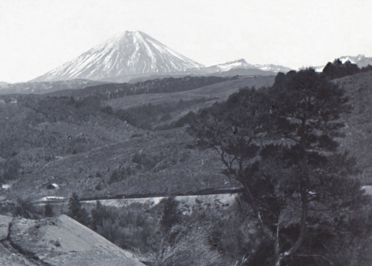 Mount Ngauruhoe, laat 19e-vroeg 20e eeuw door Unbekannt
