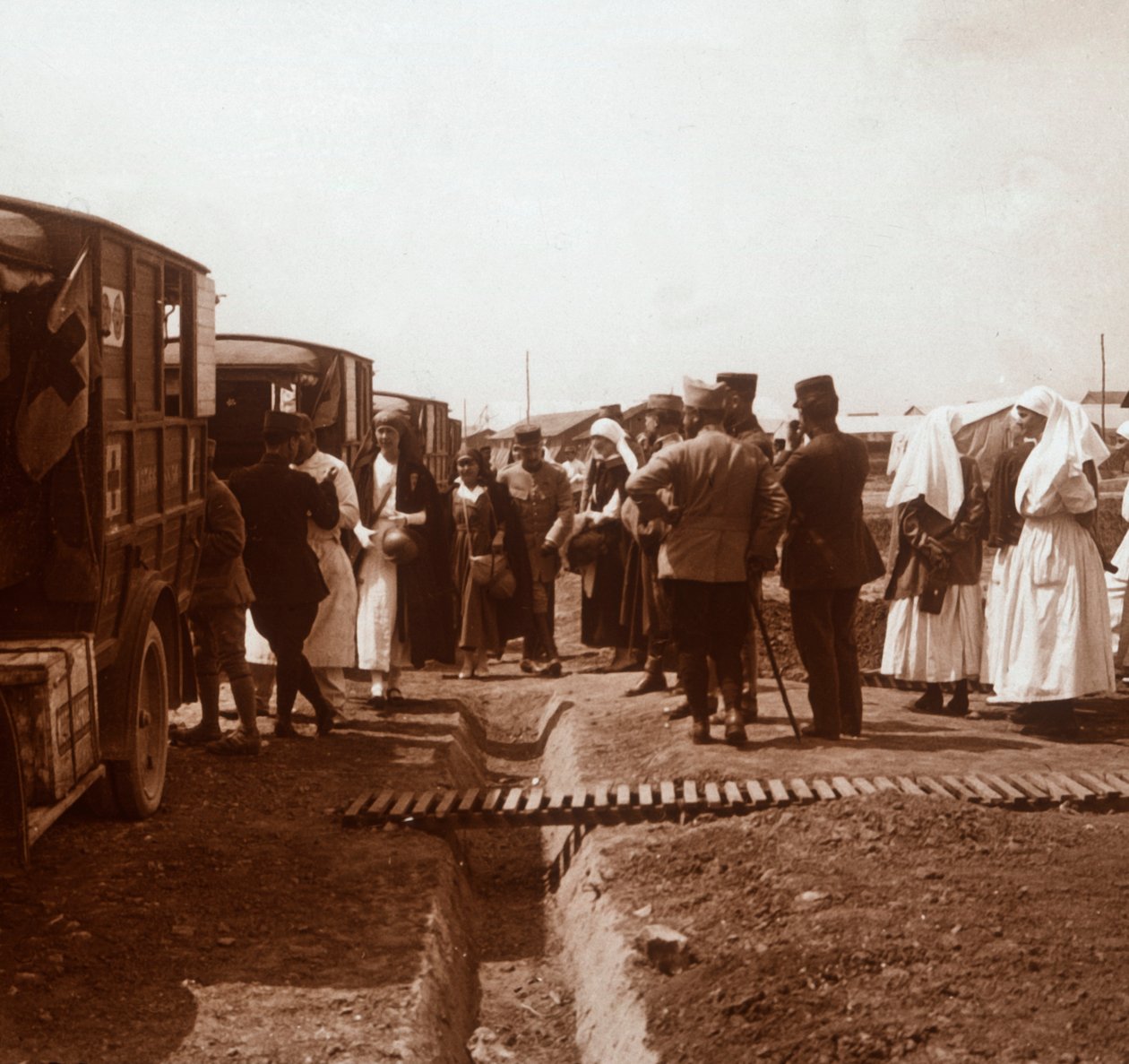 Verpleegsters en Rode Kruis ambulances, c1914-c1918 door Unbekannt