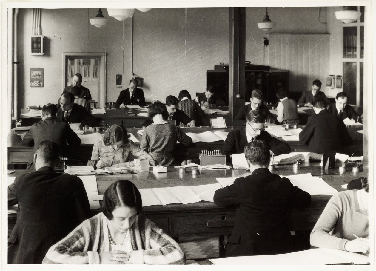 Kantoorwerkers, circa 1930 door Unbekannt
