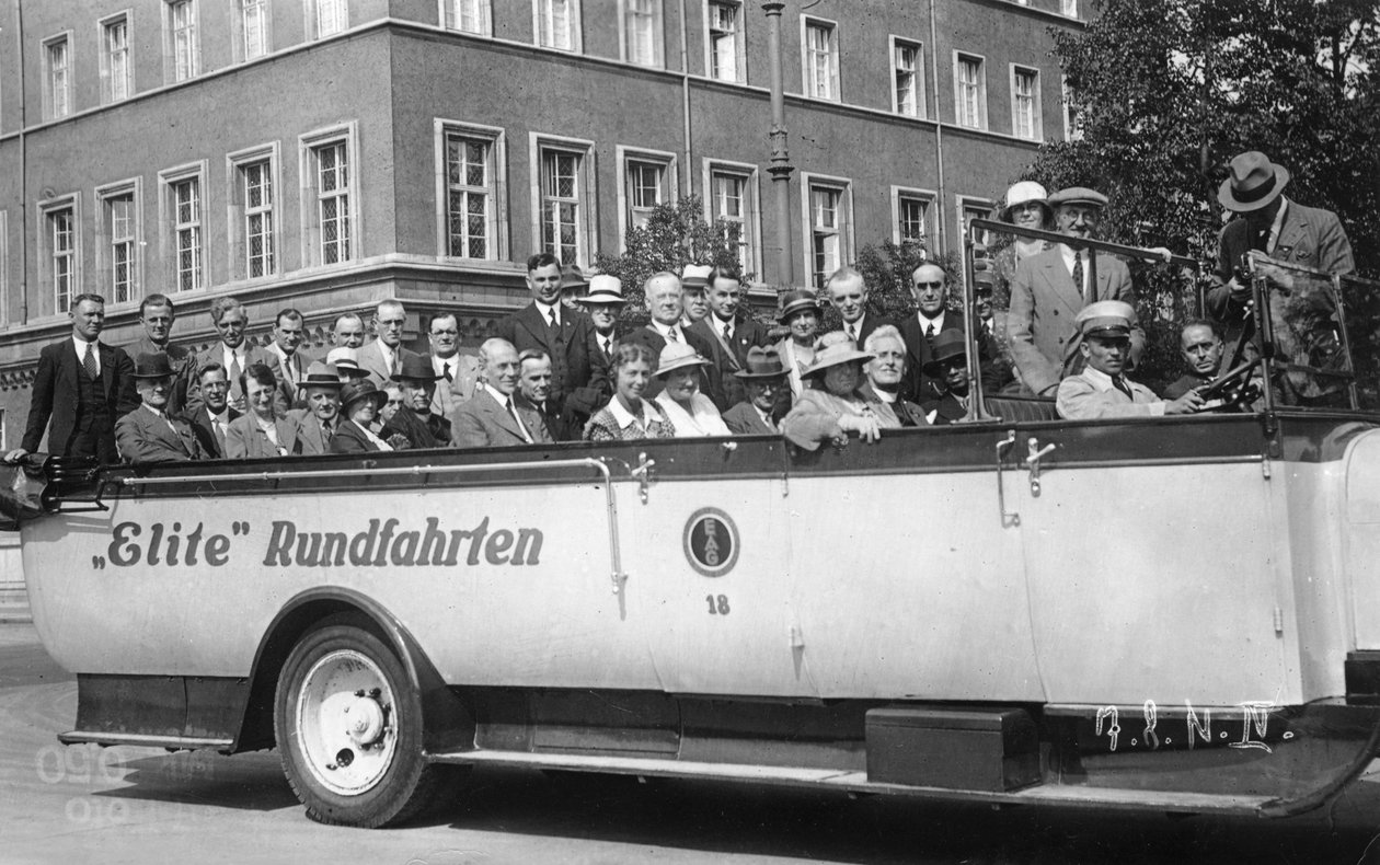 Open-top personenwagen, c1920s door Unbekannt