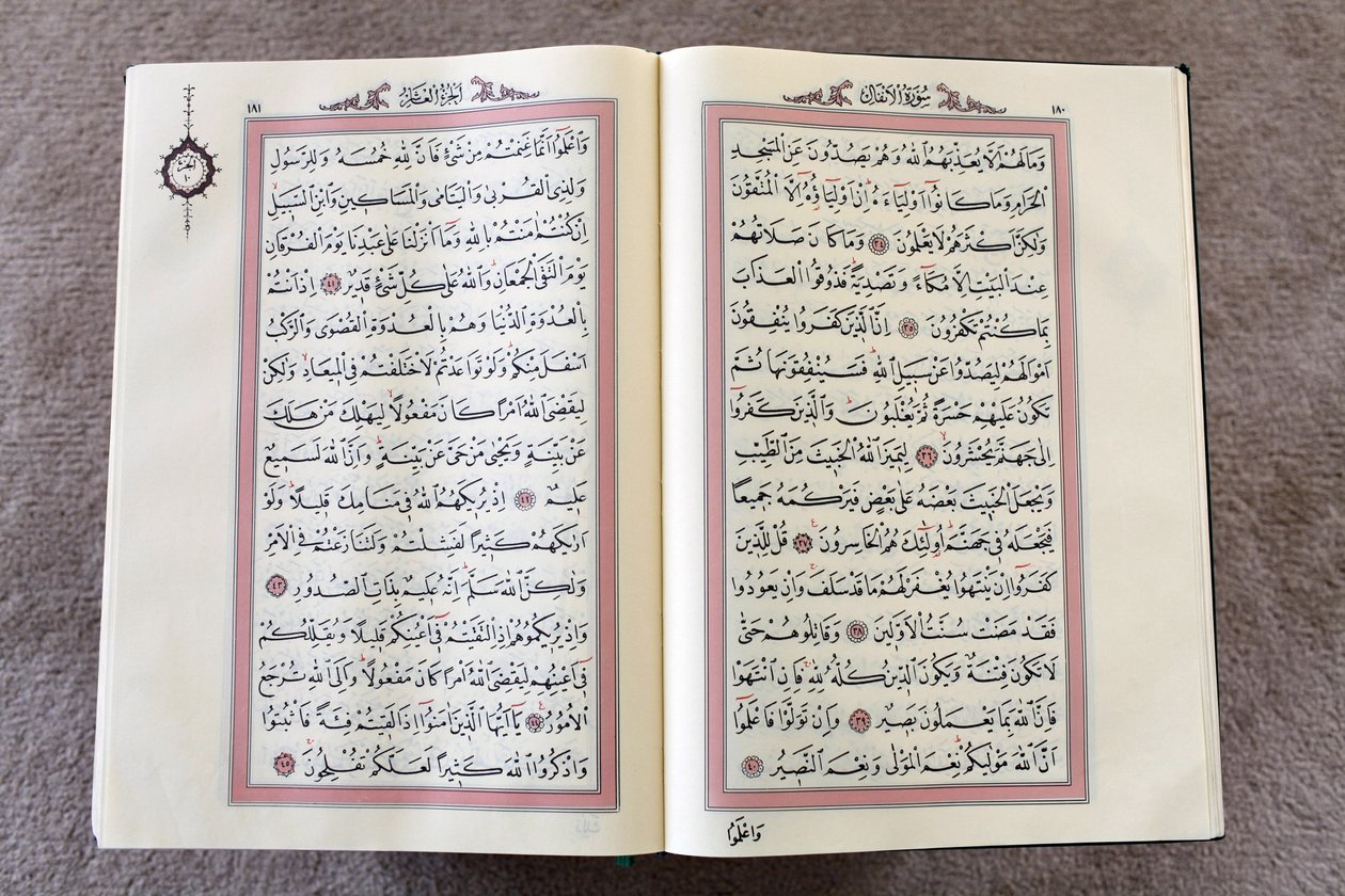 Open Koran, Istanboel, Turkije door Unbekannt