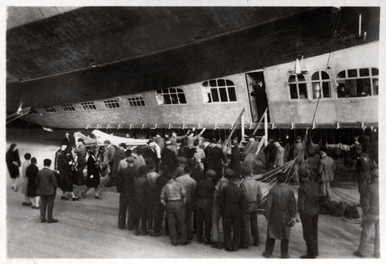 Passagiers die aan boord gaan van de Zeppelin LZ 127 Graf Zeppelin, 1933 door Unbekannt