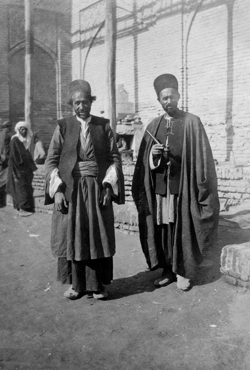 Perzische pelgrims buiten de Kazimain-moskee, Irak, 1917-1919 door Unbekannt