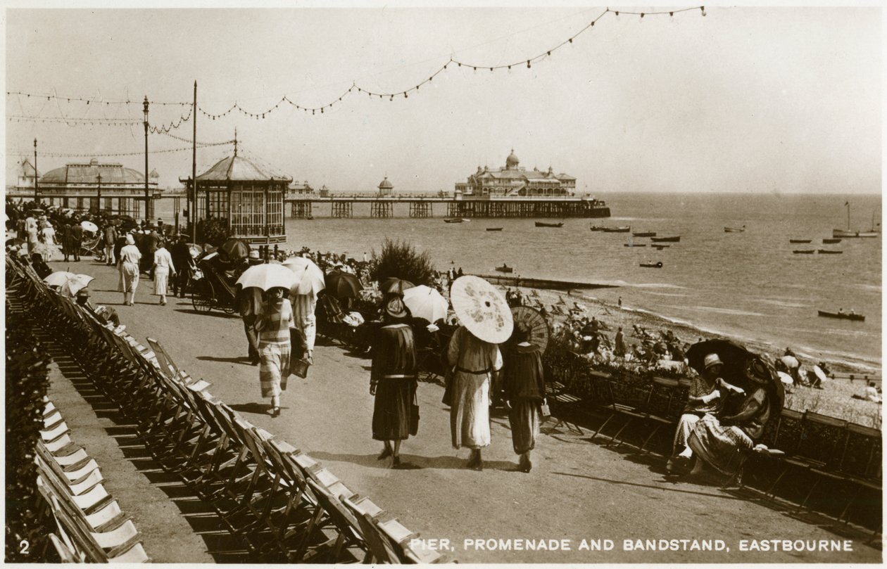 Pier, promenade en muziektent, Eastbourne, Sussex, ca. 1920s door Unbekannt