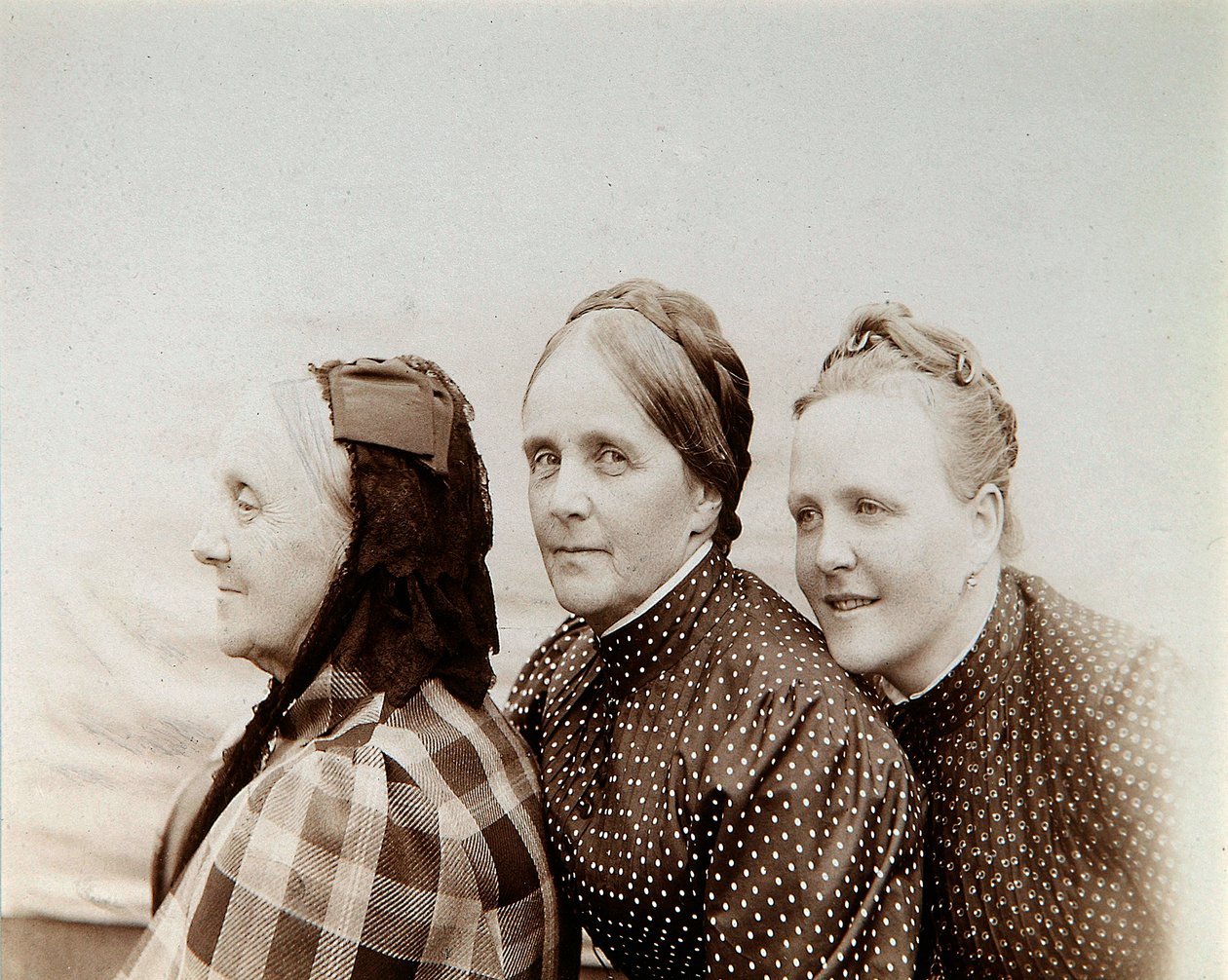 Portret van drie vrouwen, Rusland, 1890s door Unbekannt