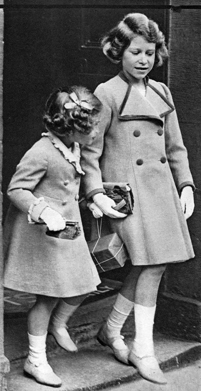 Prinses Elizabeth en haar zus, ca. 1936 door Unbekannt
