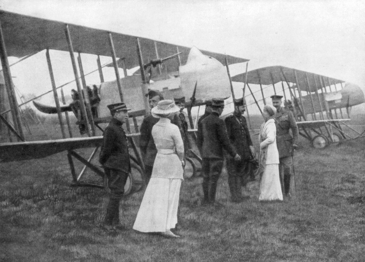 Koningin Elisabeth van België bezoekt Geallieerde Piloten, ca. 1915 door Unbekannt