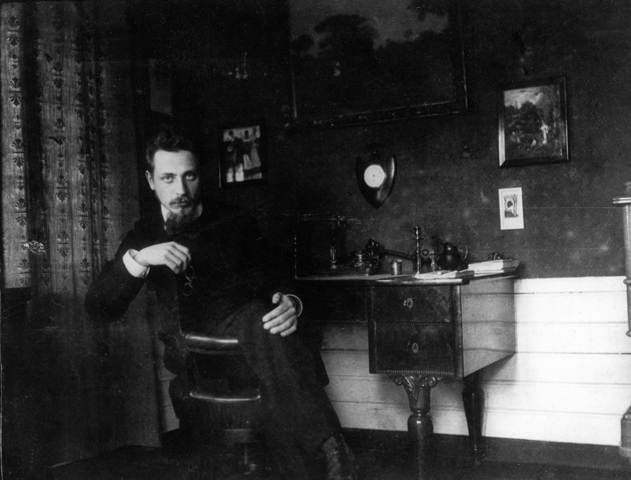 Rainer Maria Rilke in zijn studeerkamer, ca. 1905 door Unbekannt