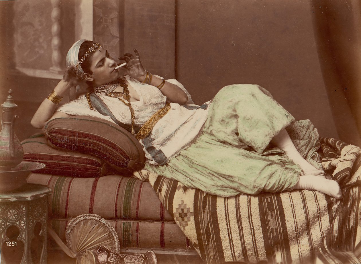 Liggende Vrouw die Rookt, 1870-1890 door Unbekannt