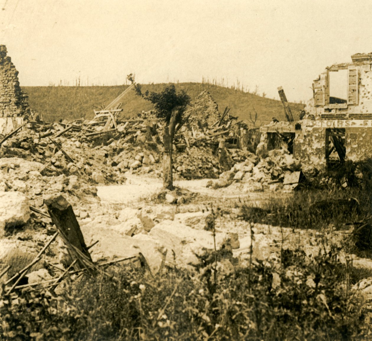 Verwoeste gebouwen, Chavignon, Noord-Frankrijk, c1914-c1918 door Unbekannt