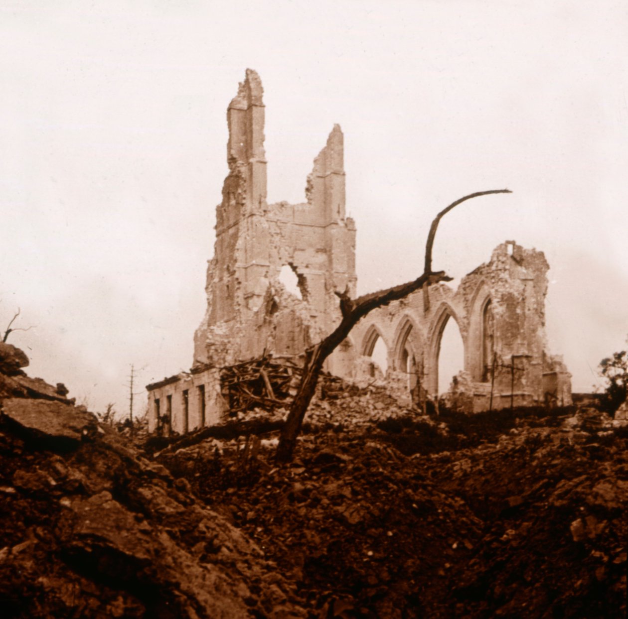 Verwoeste kerk, Ablain-Saint-Nazaire, Noord-Frankrijk, ca. 1914-ca. 1918 door Unbekannt