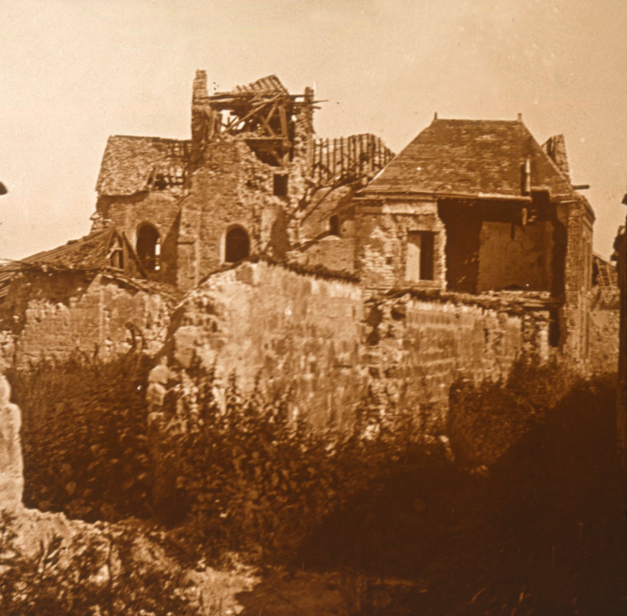 Verwoeste kerk, Beaumont-sur-Vesle, Noord-Frankrijk, ca. 1914-ca. 1918 door Unbekannt