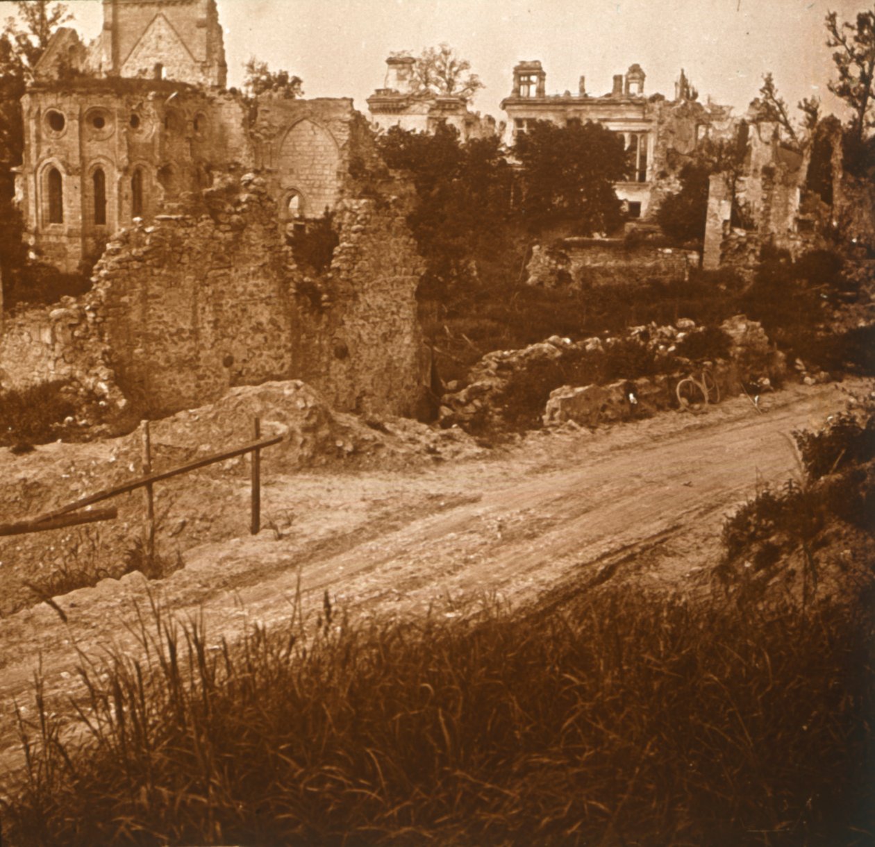 Verwoeste kerk en kasteel, Frankrijk, ca. 1914-1918 door Unbekannt