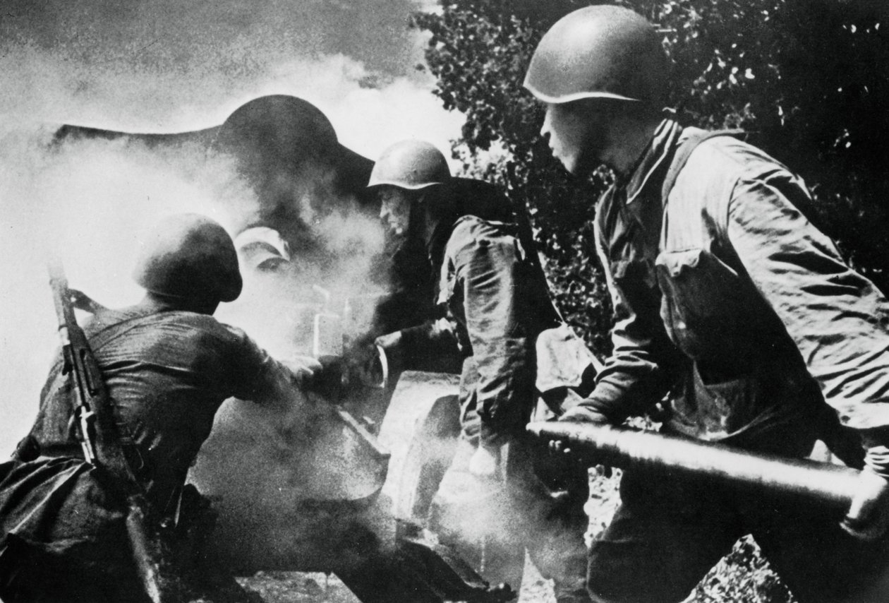 Russische artillerie in actie, Oostfront, 1943 door Unbekannt
