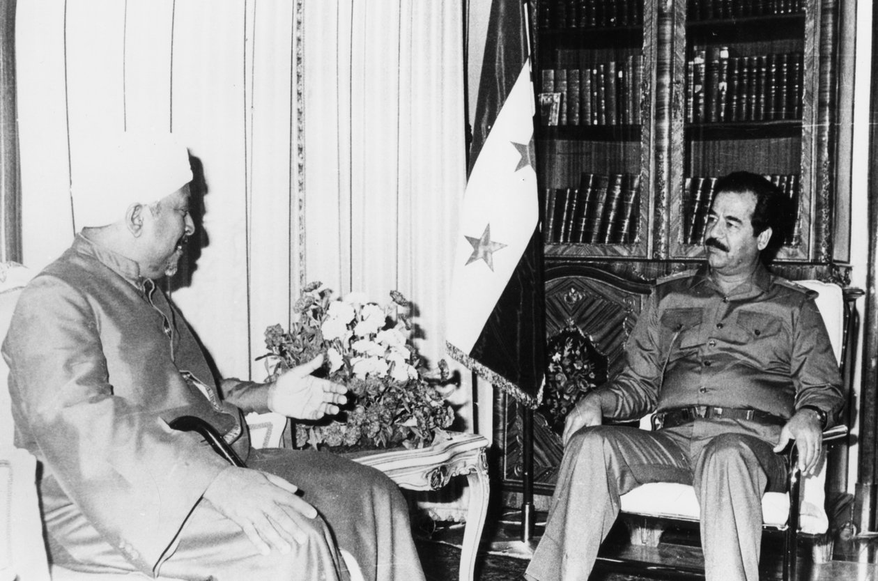 Saddam Hussein op een vergadering, Irak, 1986 door Unbekannt