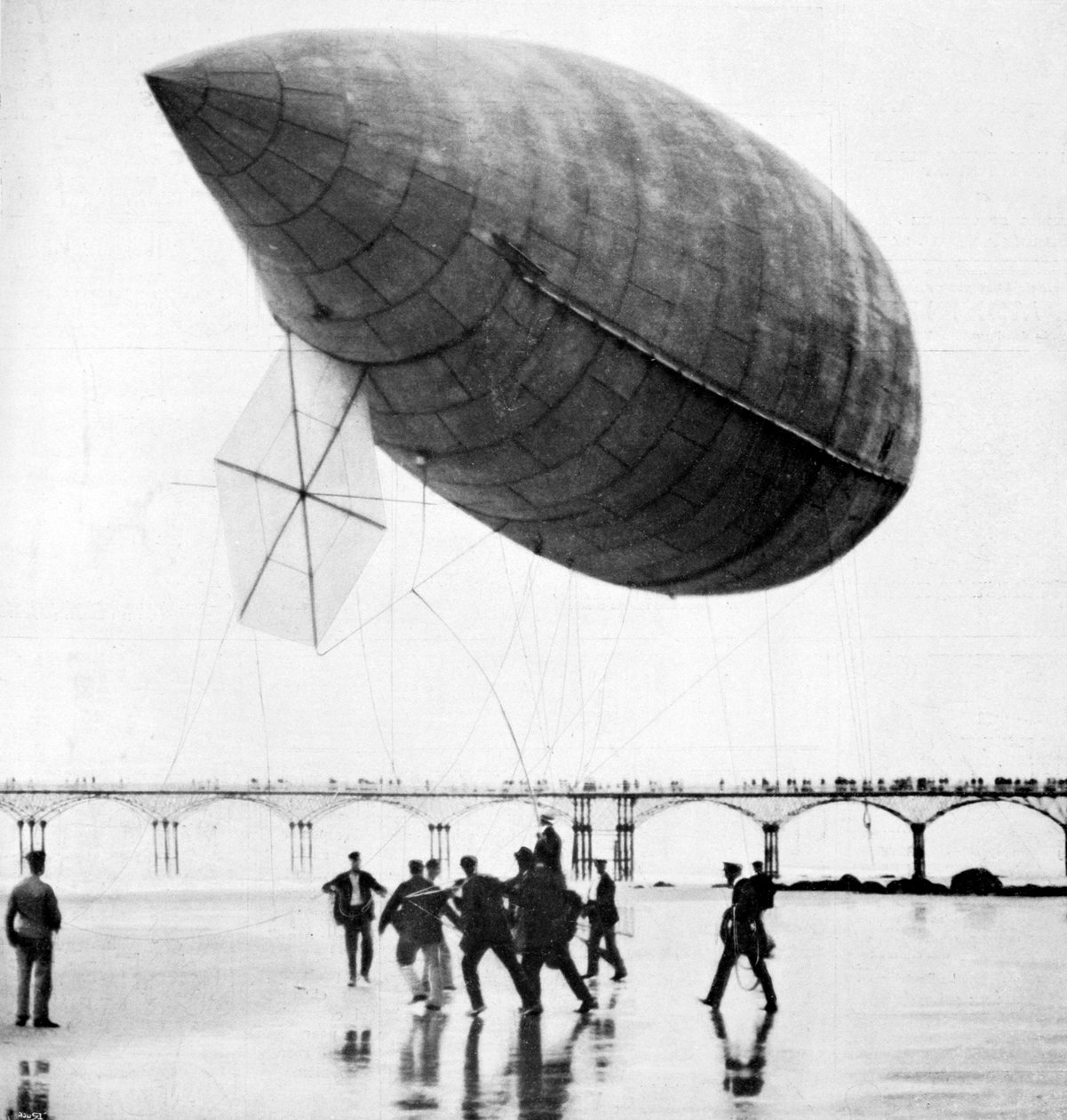 Santos-Dumonts luchtschip vertrekt uit Trouville, Frankrijk, 1905 door Unbekannt