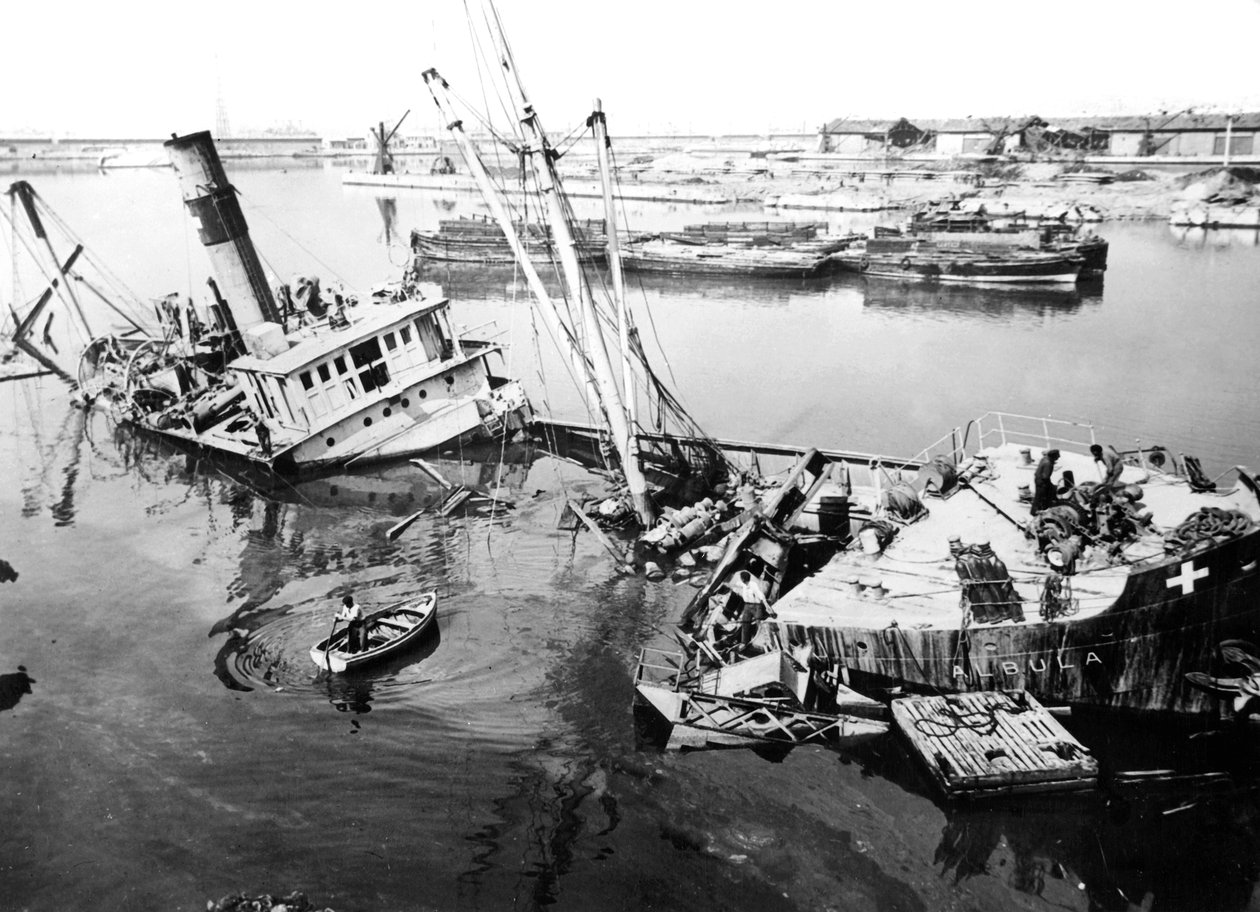 Gezonken schip in de haven van Marseille, Frankrijk, c1945-1949 door Unbekannt
