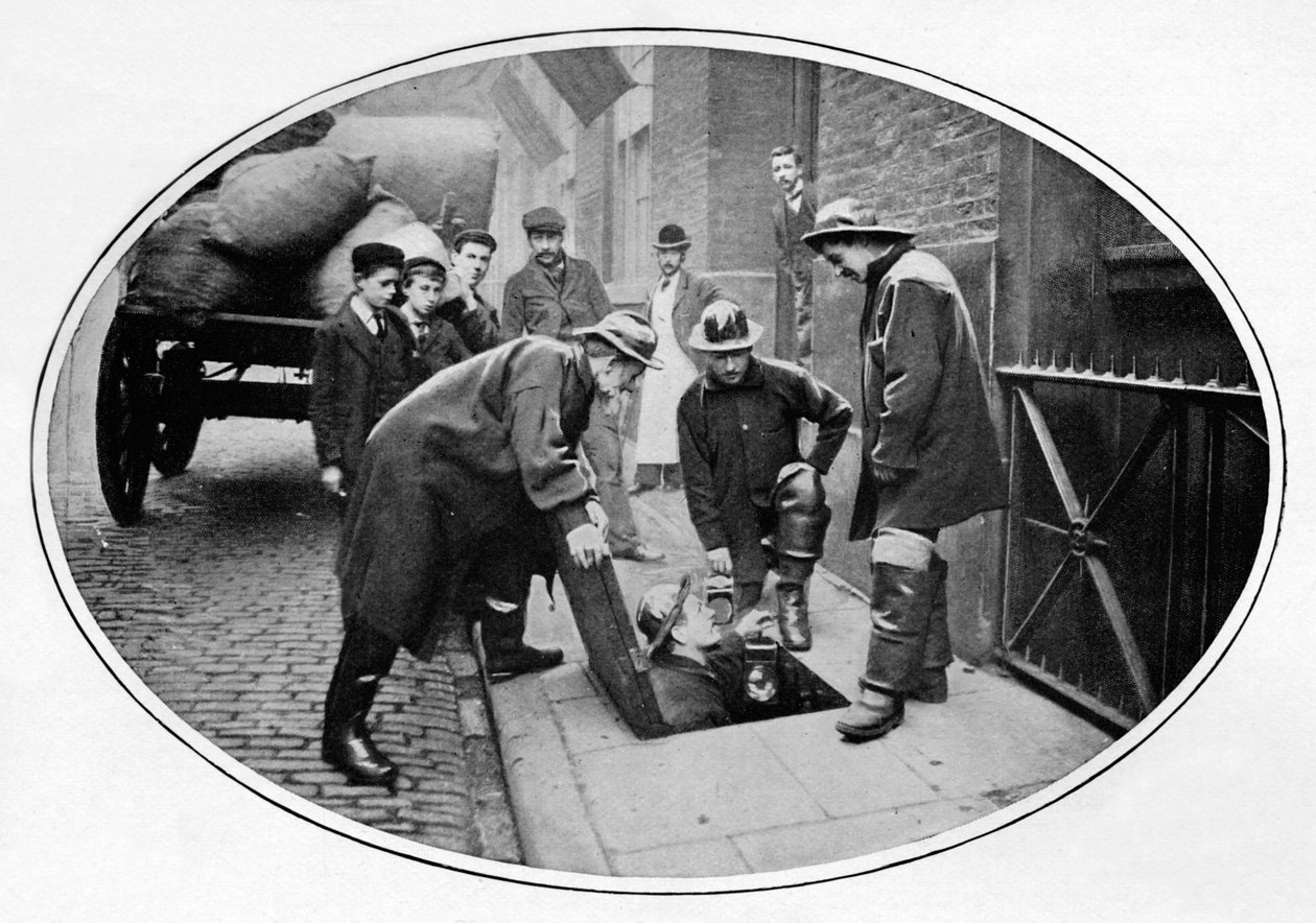 Rioolwerkers gaan naar beneden, Londen, c1903 door Unbekannt