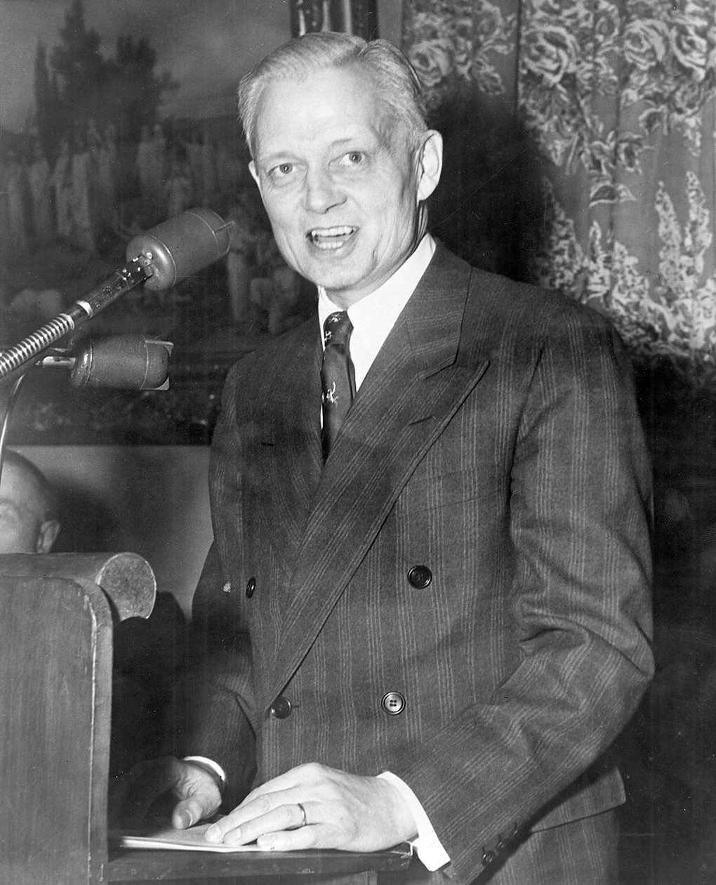 Sherman Adams 1899-1986, Amerikaanse politicus die een toespraak houdt door Unbekannt