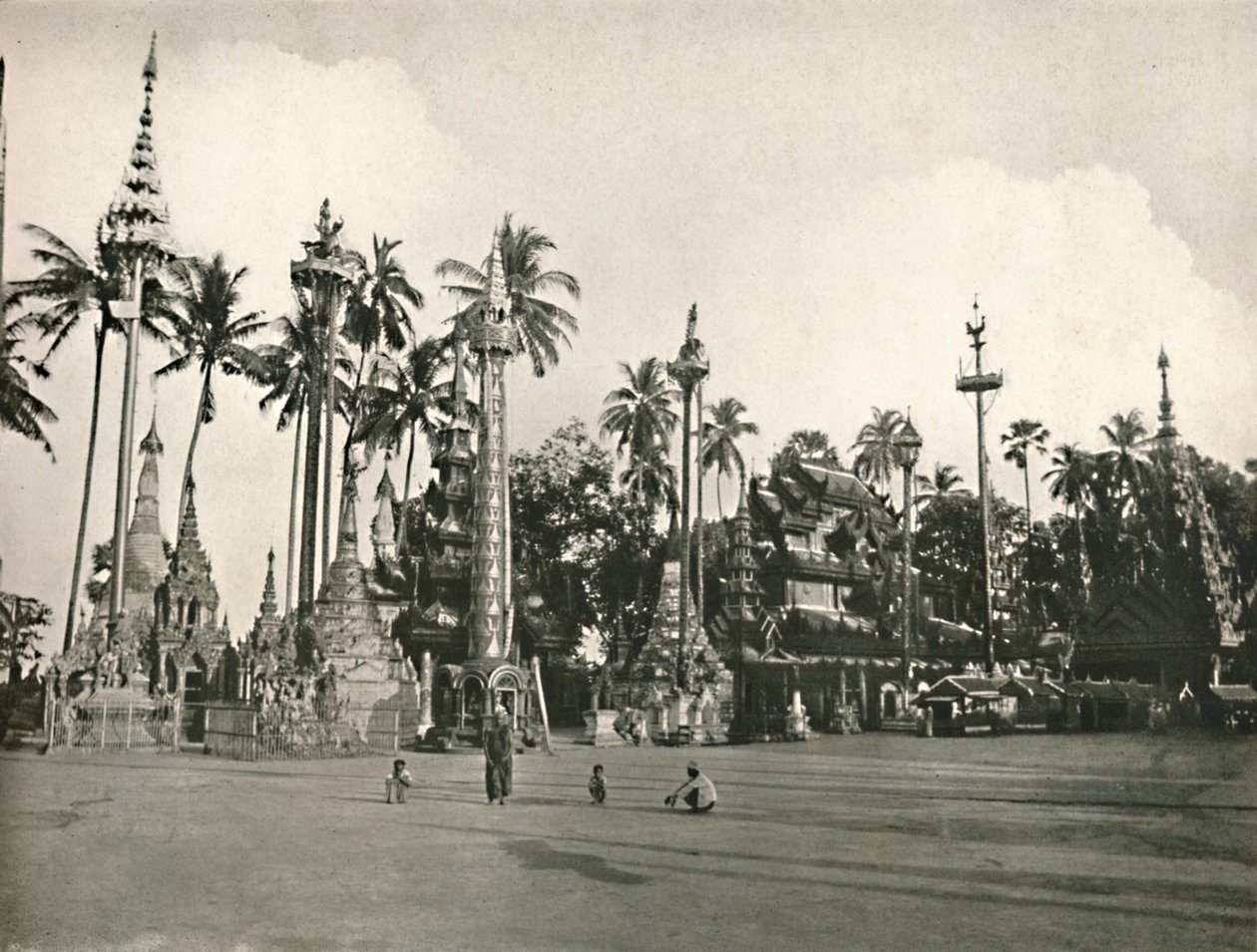 Heiligdommen bij de Shwe Dagon Pagode, Rangoon, 1900 door Unbekannt