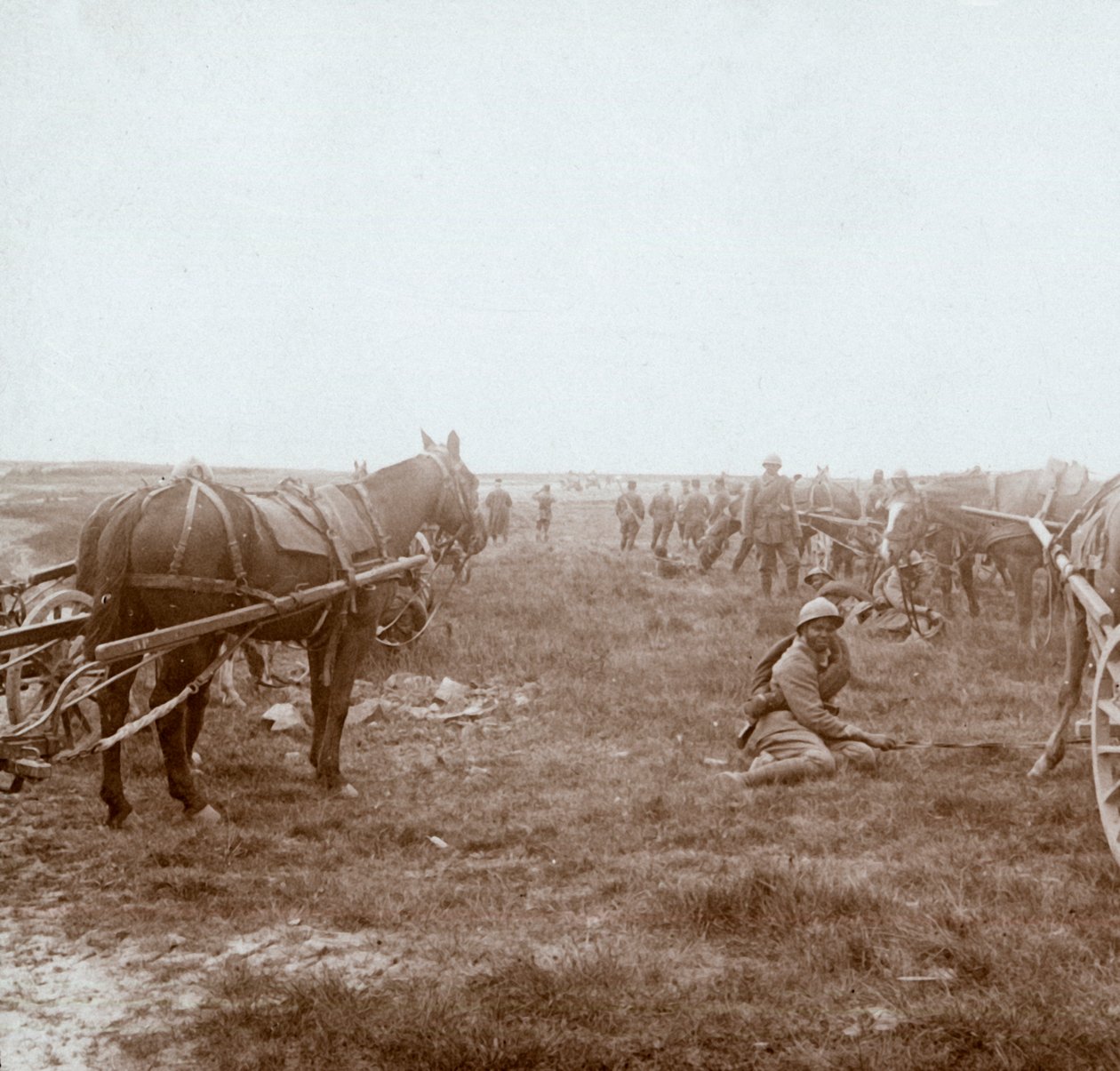 Soldaten en door paarden getrokken artillerie, ca. 1914-ca. 1918 door Unbekannt