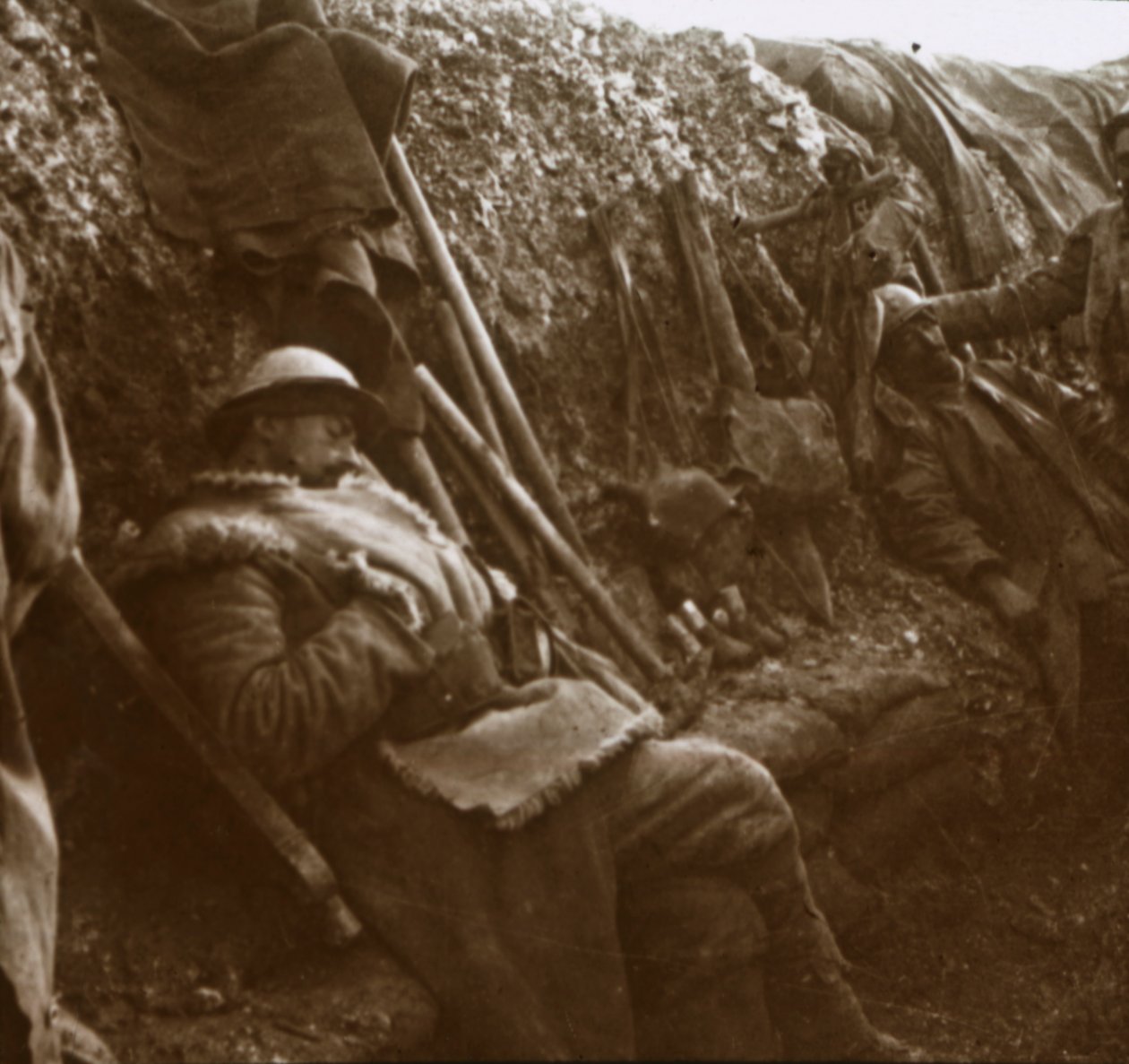 Soldaten rusten in loopgraven, c1914-c1918 door Unbekannt