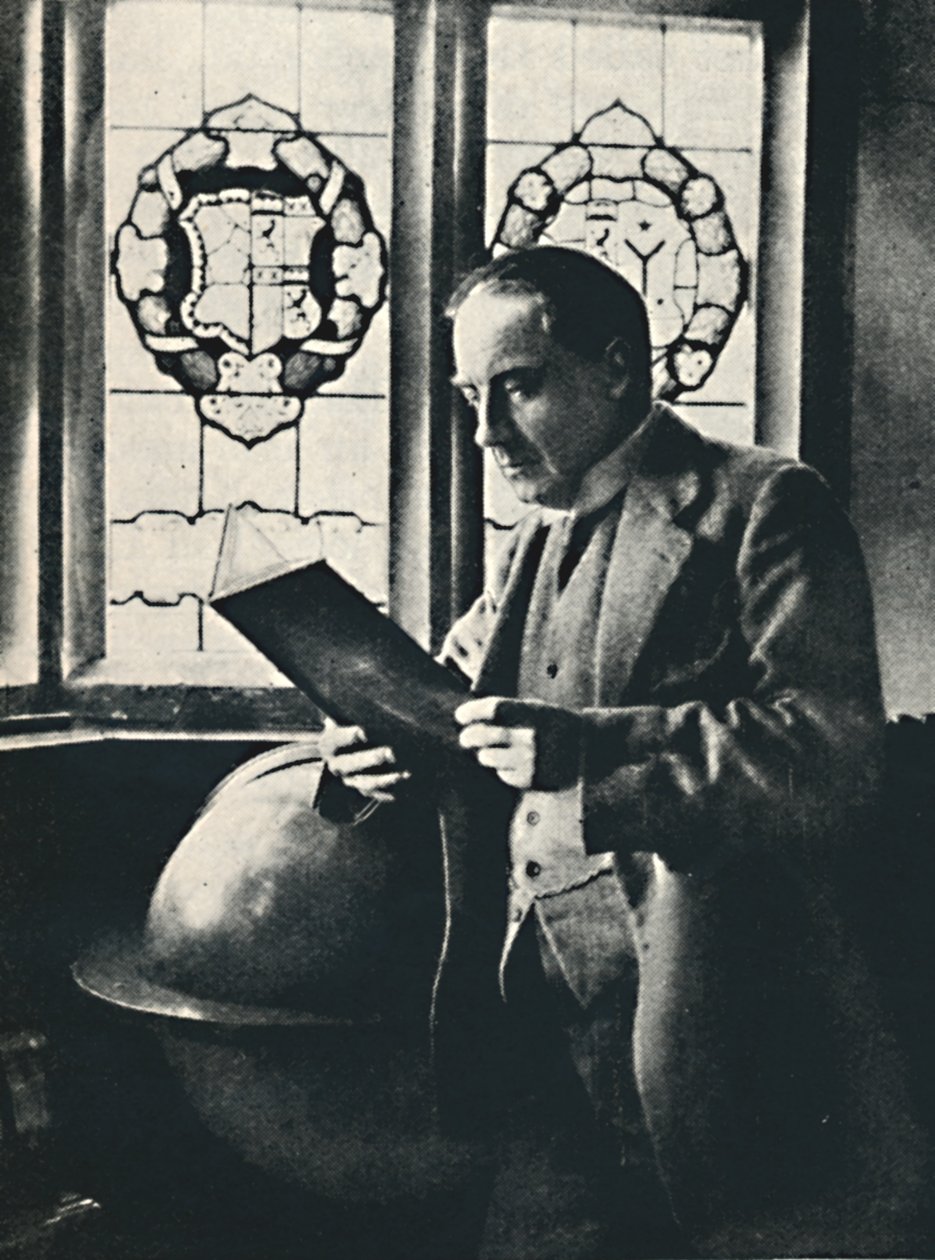 Stanley Baldwin in de galerij in Chequers, ca. 1925 door Unbekannt