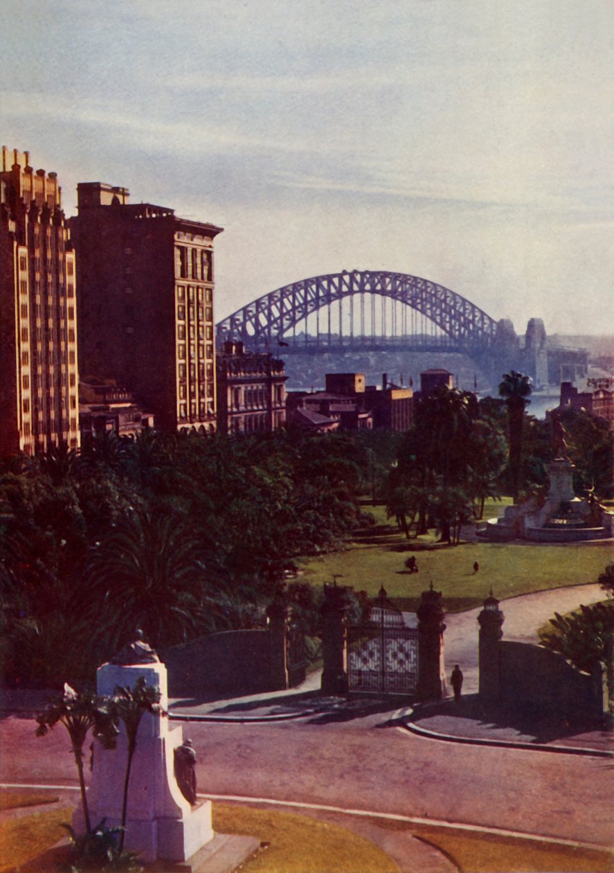 Sydney Harbour Bridge vanuit de stad, c1948 door Unbekannt