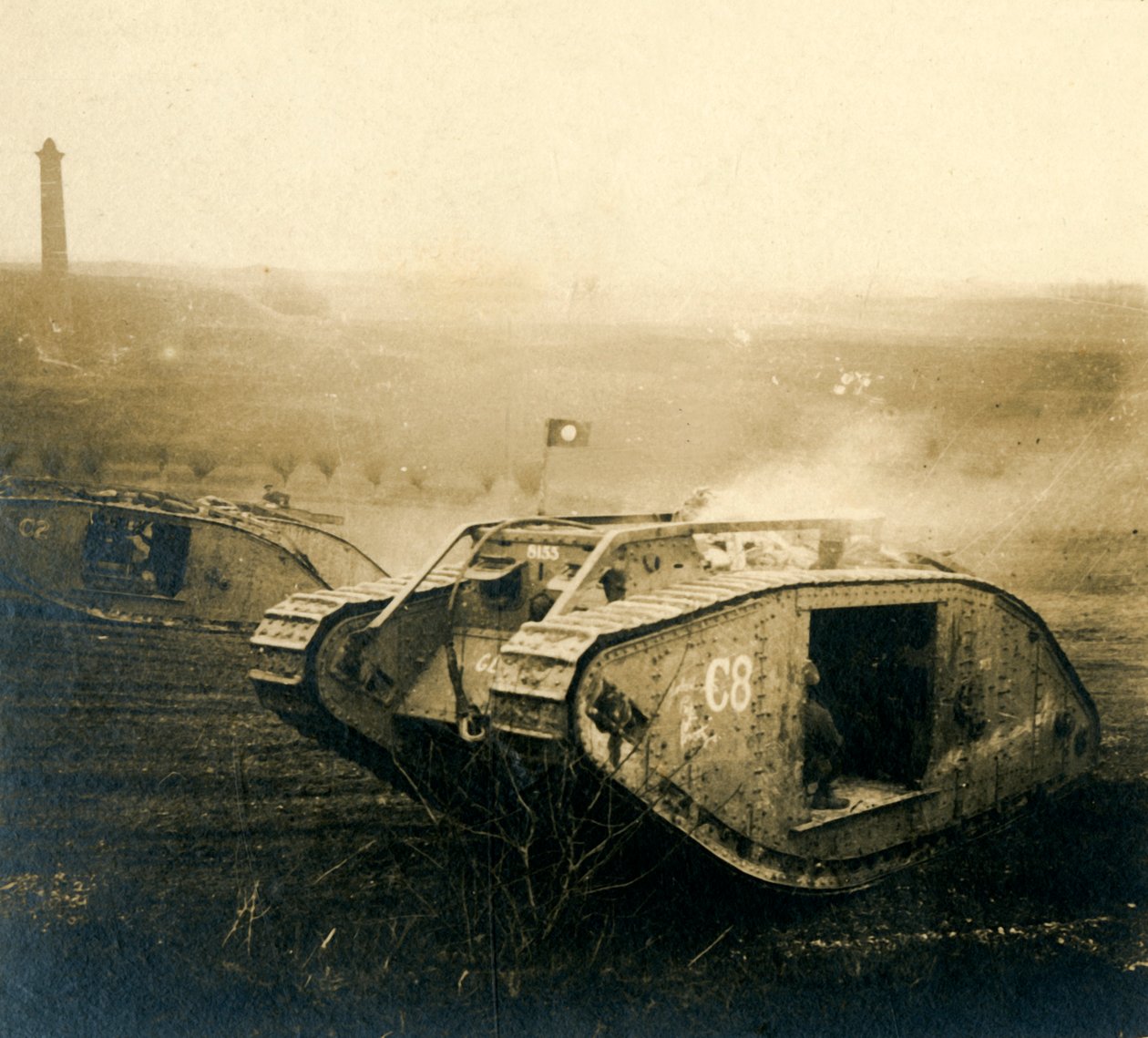 Tank in beweging, ca. 1914-1918 door Unbekannt