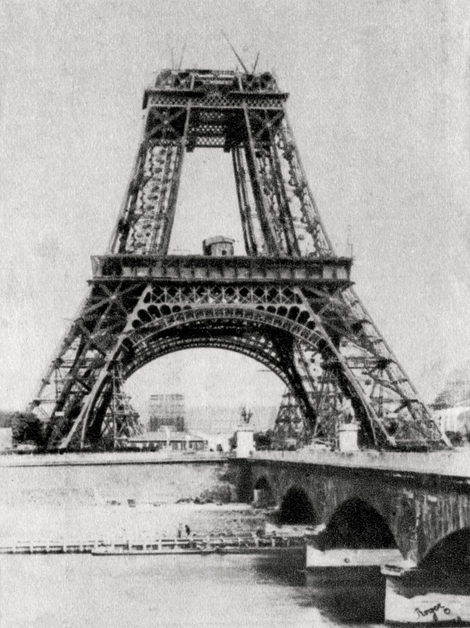 De Eiffeltoren in aanbouw, Parijs, ca. 1888 door Unbekannt