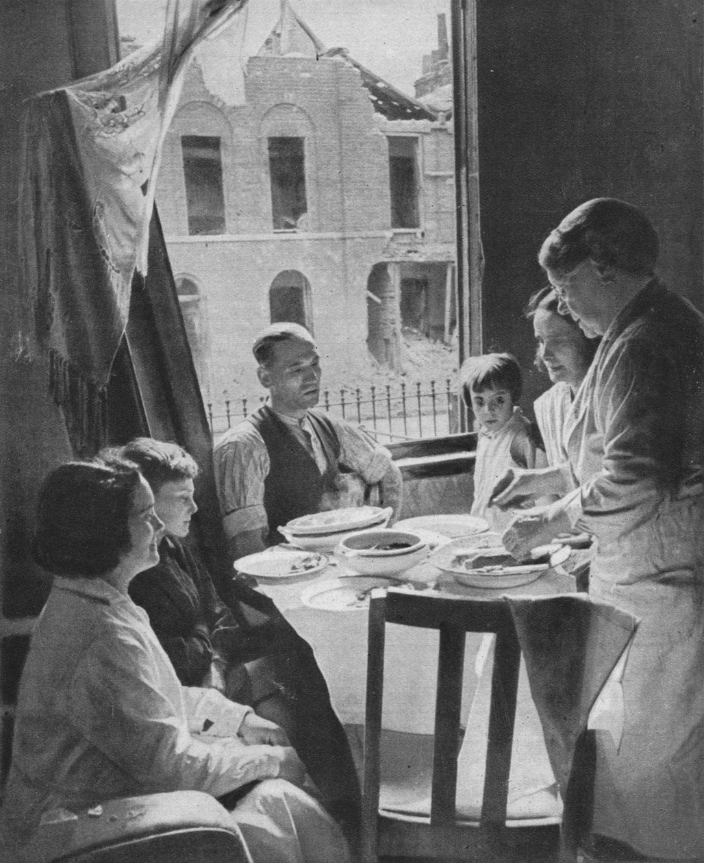 Het Gezin Moet Eten, ca. 1940 door Unbekannt