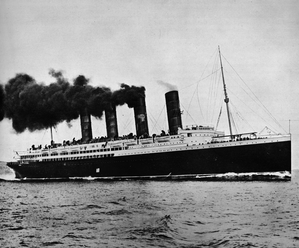 De Lusitania op volle snelheid, 1915 door Unbekannt