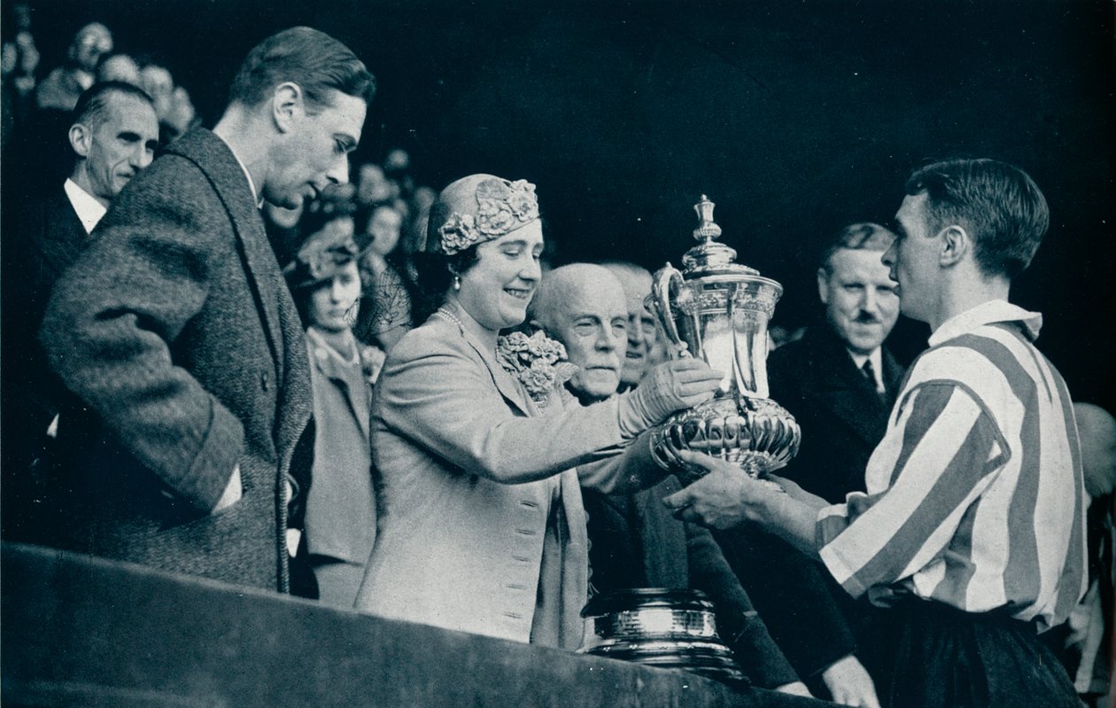De koningin presenteert de beker, 1937 door Unbekannt