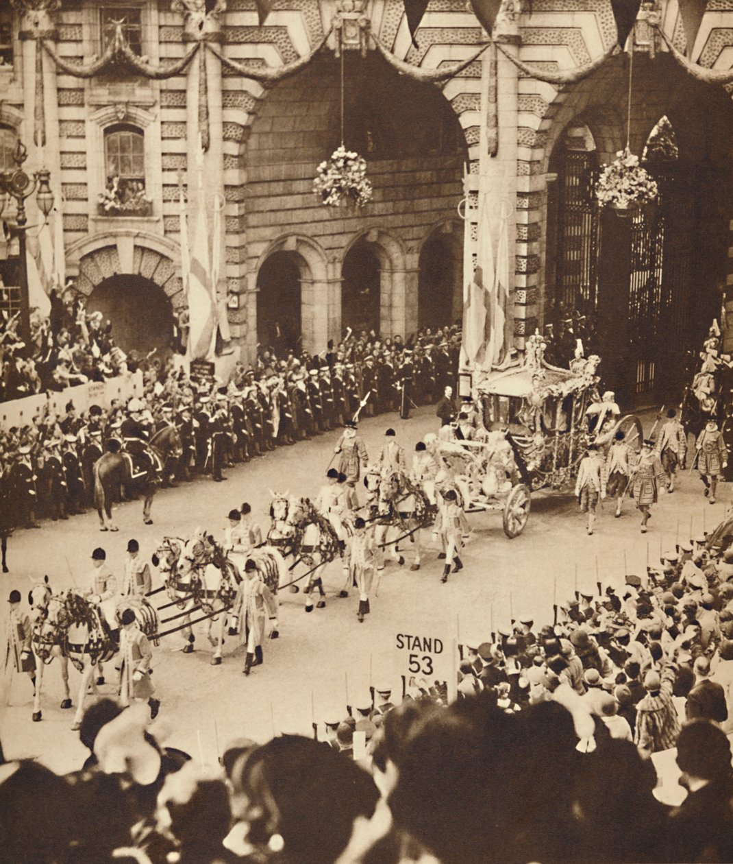 Door de Admiralty Arch, 12 mei 1937 door Unbekannt