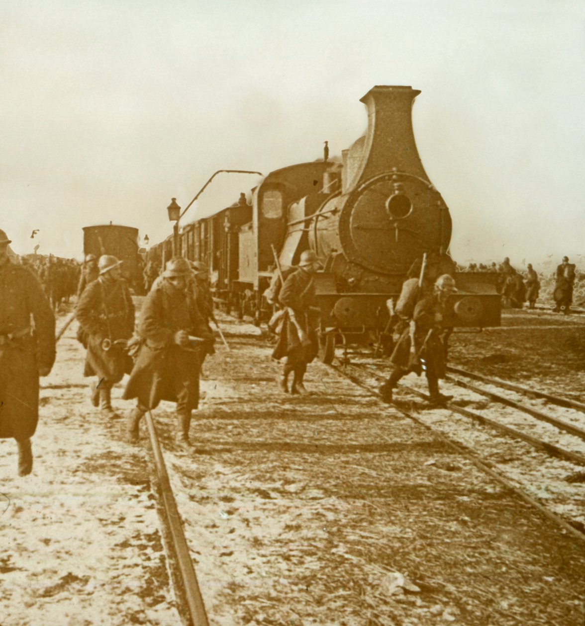 Troepen ontschepen van stoomtrein, c1914-c1918 door Unbekannt