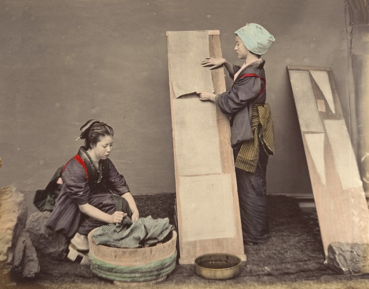 Twee Japanse vrouwen poseren met wasgoed door Unbekannt